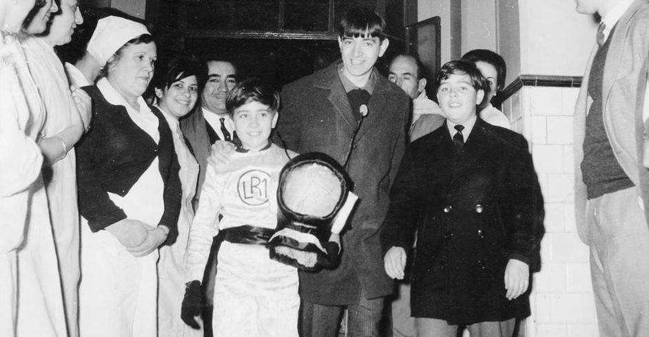 BsAs_recuerdo's tweet photo. En 1963 el actor Carlos Balá de gran popularidad en el público infantil al protagonizar la cinta “Canuto Cañete, conscripto del 7”, ingresa al Hospital de Niños de Buenos Aires para brindar una función a los chicos allí internados. Son visitas que repetirá hasta sus altos años. https://t.co/QWqTBOMtq0
