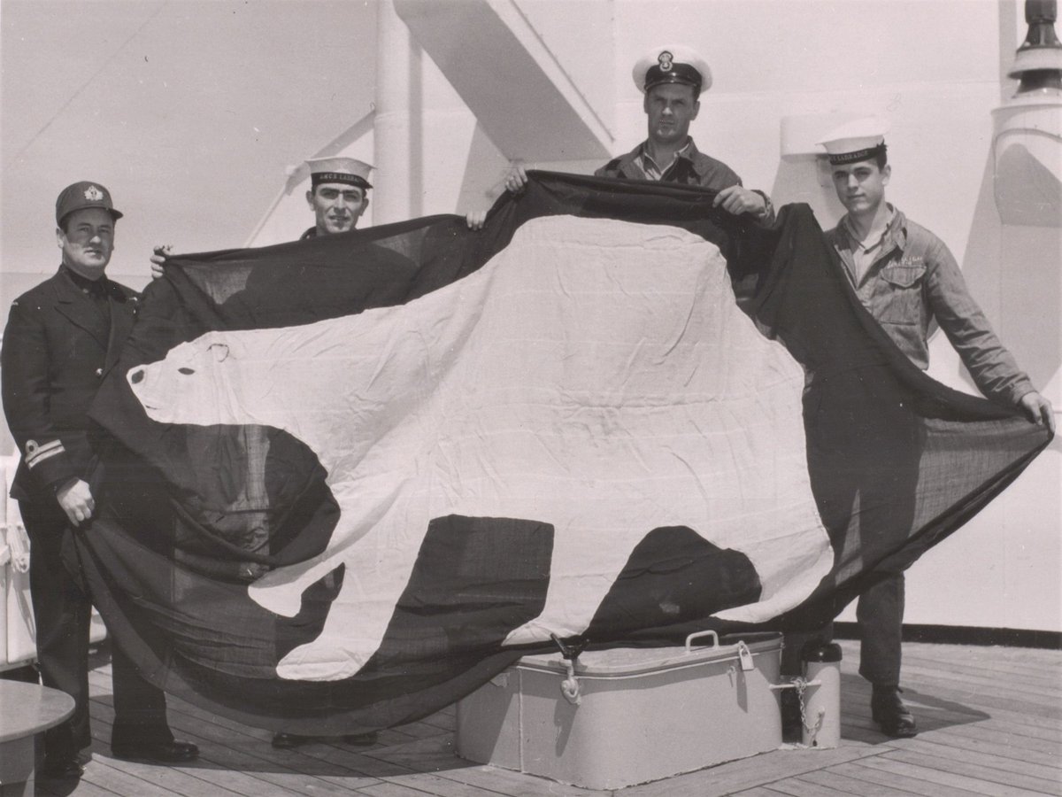 NavalMuseumHFX's tweet photo. #DeLaCollection – Regardez ce drapeau non officiel de la mascotte de la #MRC du NCSM Labrador. Le drapeau de l’ours polaire du NCSM Labrador était hissé lorsque le navire était à l’ancre et aussi lorsqu’il entrait et sortait d’un port. (1/2) https://t.co/xu7Uypde47