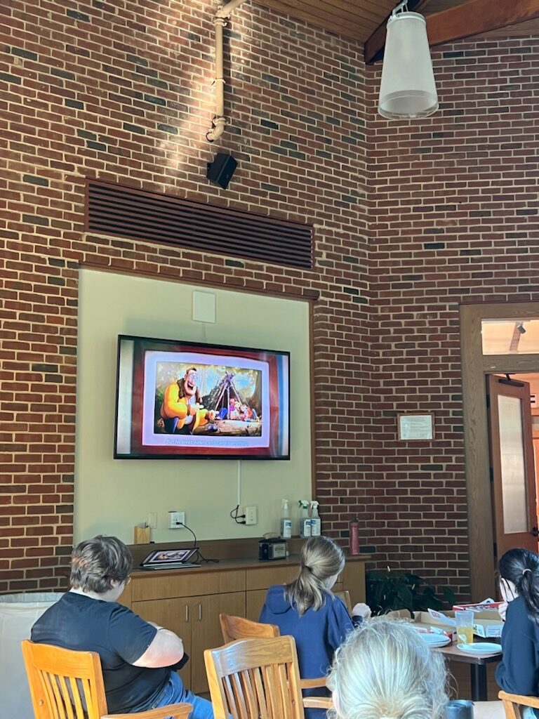 MadeiraSchool's tweet photo. Last week, @MadeiraStudents gathered in the Octagon for pizza and a movie with GSA #MadeiraClubs #MadeiraDEIJ https://t.co/A7z0EMkboc
