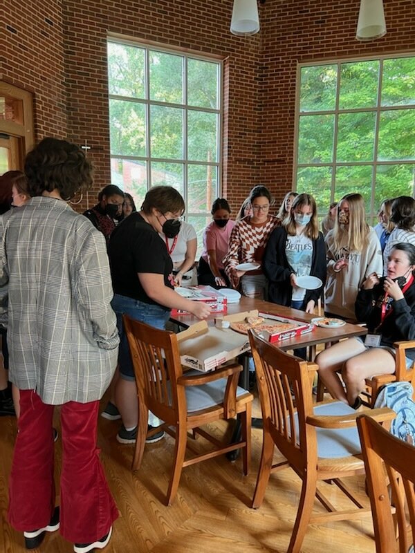 MadeiraSchool's tweet photo. Last week, @MadeiraStudents gathered in the Octagon for pizza and a movie with GSA #MadeiraClubs #MadeiraDEIJ https://t.co/A7z0EMkboc