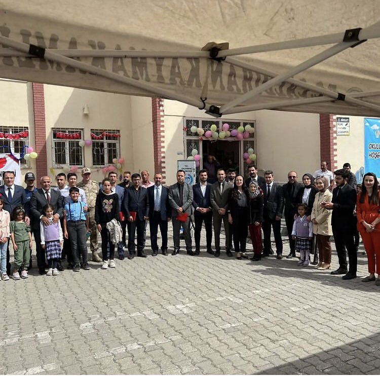 RanHalk's tweet photo. “Şehit Kütüphaneleri Projesi” kapsamında İlçemizde yapılan 6 Şehit Kütüphanesine  verdiği katkılardan ötürü İlçemiz Halk Kütüphanesi personeli Adem GÖREN’i İlçemiz Kaymakamı Sayın Hasan Hüsnü TÜRKER plaket ile ödüllendirdi.
Sayın Kaymakamızın bu anlamlı ödülü için teşekkür ederiz https://t.co/ihOy9SQWc8