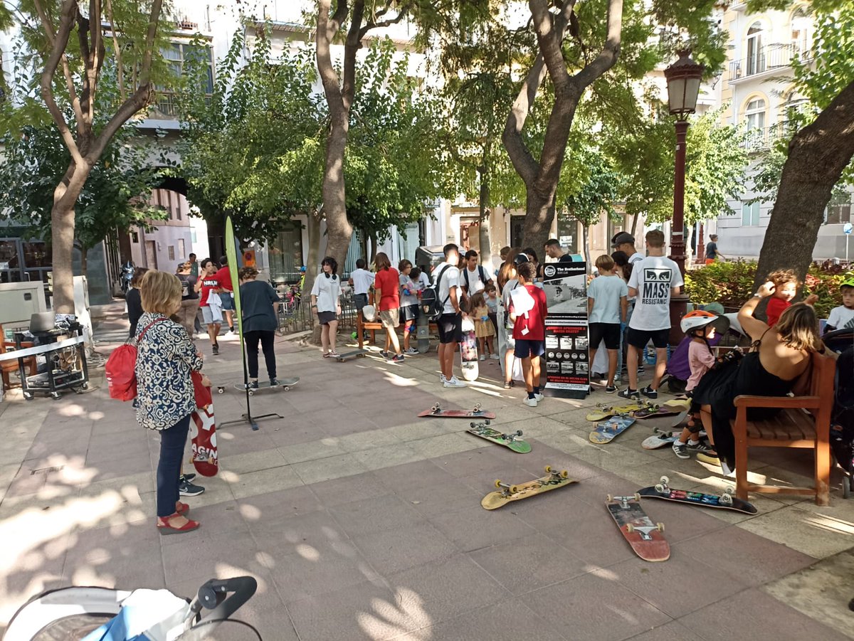 BicicletaMurcia's tweet photo. 🤩 Inmejorable final a la #SEM2022 el vivido ayer por la tarde en la plaza Camachos.
🌈 Parque móvil de tráfico, talleres por la #bicicleta, diseño de ropa #tyedie, demostraciones de patinaje y skateboard...
💚 ¡Qué gusto da ver a #Murcia en movimiento sostenible! https://t.co/RrclzmtCMJ