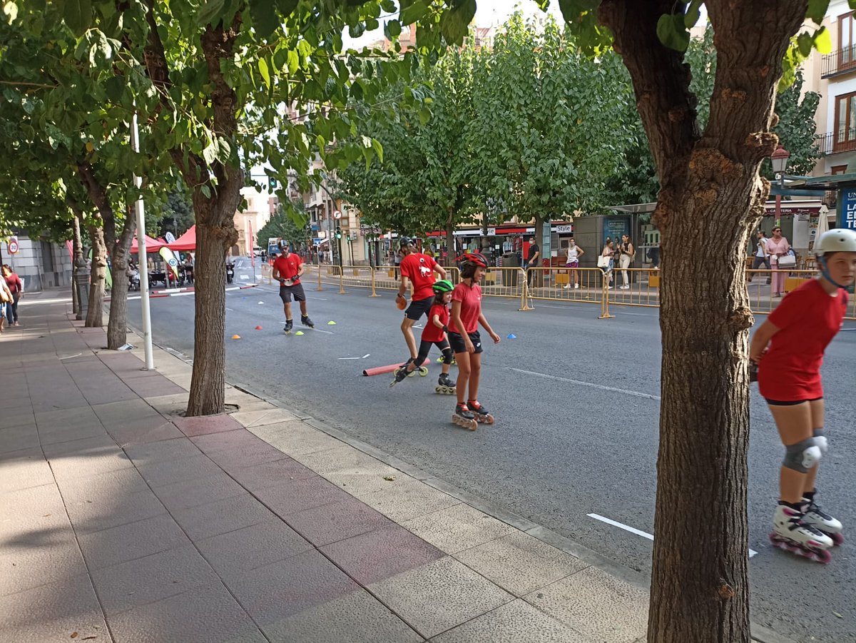 BicicletaMurcia's tweet photo. 🤩 Inmejorable final a la #SEM2022 el vivido ayer por la tarde en la plaza Camachos.
🌈 Parque móvil de tráfico, talleres por la #bicicleta, diseño de ropa #tyedie, demostraciones de patinaje y skateboard...
💚 ¡Qué gusto da ver a #Murcia en movimiento sostenible! https://t.co/RrclzmtCMJ