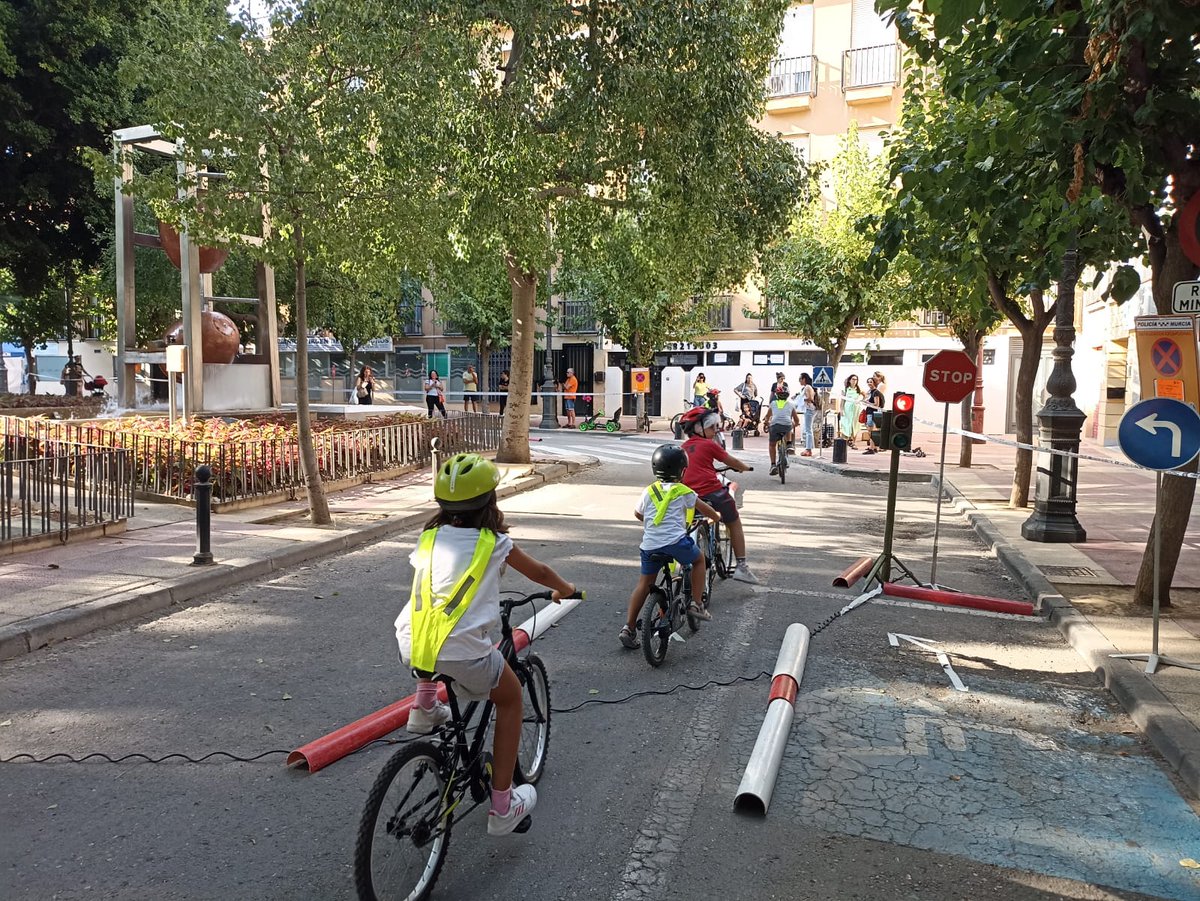 BicicletaMurcia's tweet photo. 🤩 Inmejorable final a la #SEM2022 el vivido ayer por la tarde en la plaza Camachos.
🌈 Parque móvil de tráfico, talleres por la #bicicleta, diseño de ropa #tyedie, demostraciones de patinaje y skateboard...
💚 ¡Qué gusto da ver a #Murcia en movimiento sostenible! https://t.co/RrclzmtCMJ