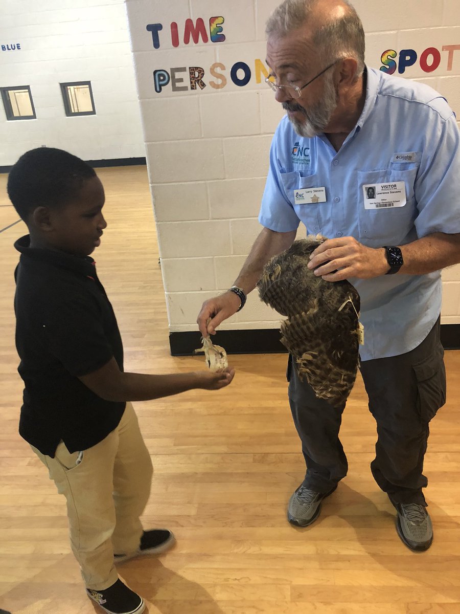 MissRogersNBHD's tweet photo. Our scholars gained more knowledge about red-tailed hawks today thanks to CNC. @ChattNature @IsonSpringsES #ISESlearninglab #InSchoolFieldTrip https://t.co/GUdvbYsYBe