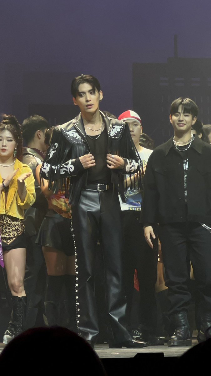 t_yangie's tweet photo. he towers over everyone 🥲 https://t.co/6ny8Vz8Nnj