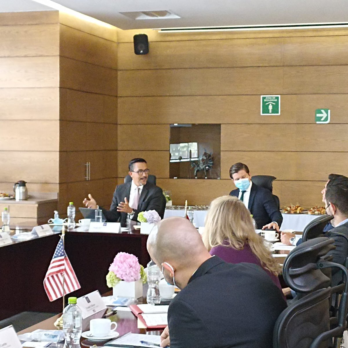 OAJ_Mex's tweet photo. 📣Reunión de trabajo con los agregados laborales de Estados Unidos y Canadá en el marco del T-MEC para el seguimiento de la 3.ª Etapa de Implementación de la Reforma Laboral, la cual iniciará operaciones el próximo 3 de octubre.
🔗 https://t.co/fpOUOzHaxf https://t.co/evsEnI4Rqo