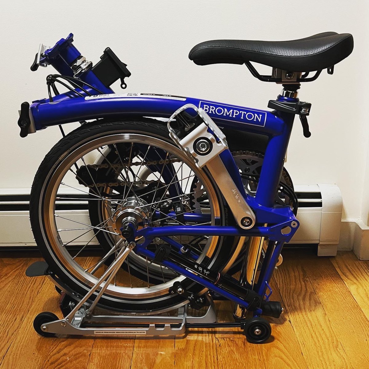 Here’s my Brompton C-Line 6 gear in Piccadilly blue that I ride on the NYC streets and subway. 

 #NiceBikeVestie