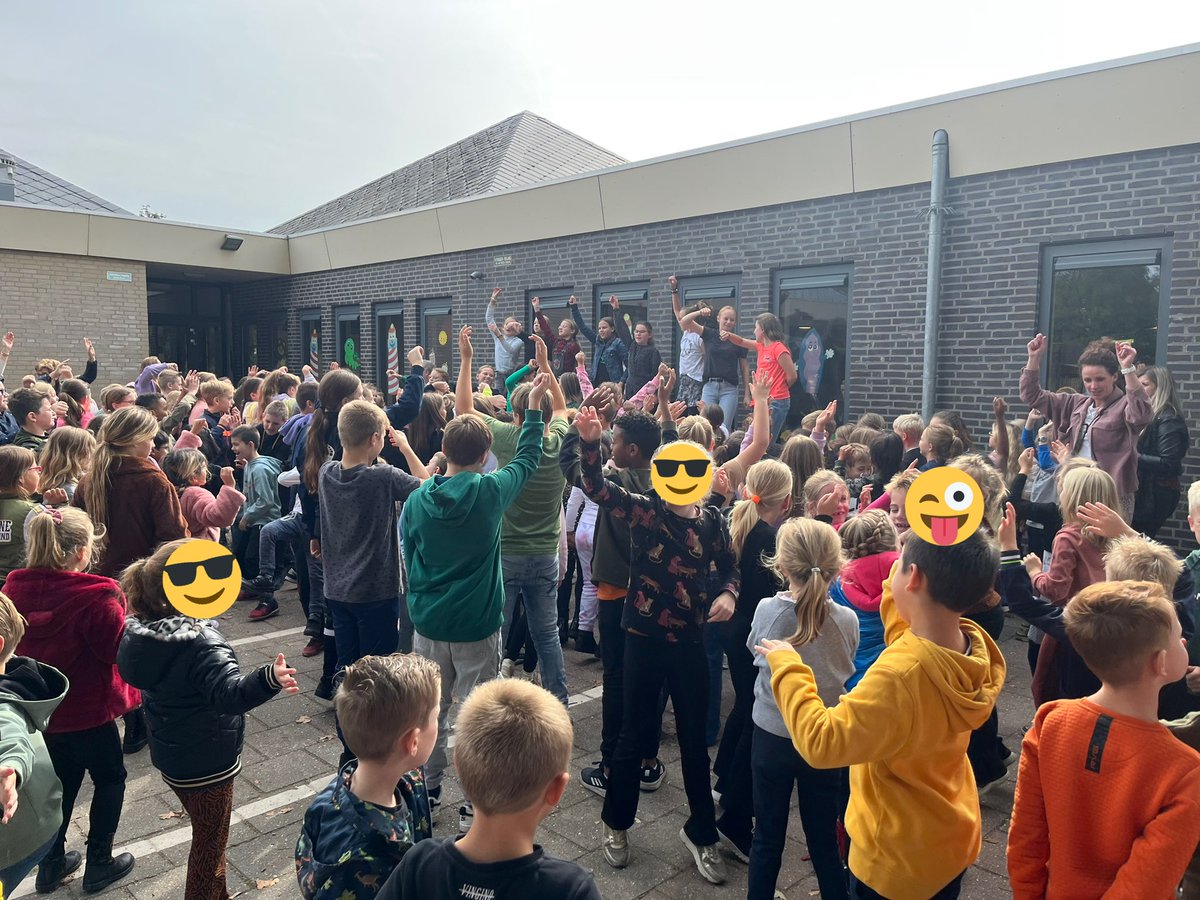 We sloten de Gouden Weken gezamenlijk af op het schoolplein <a href="/bshetMolenveld/">bs Het Molenveld</a> @SAAMscholen #gezelligsamendansen
