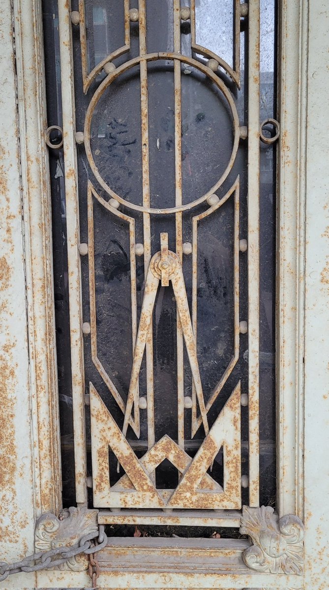 İTÜ Gümüşsuyu binasının arka tarafında unutulmuş bir kapı. Üzerindeki pergel ve gönye motifleri var.