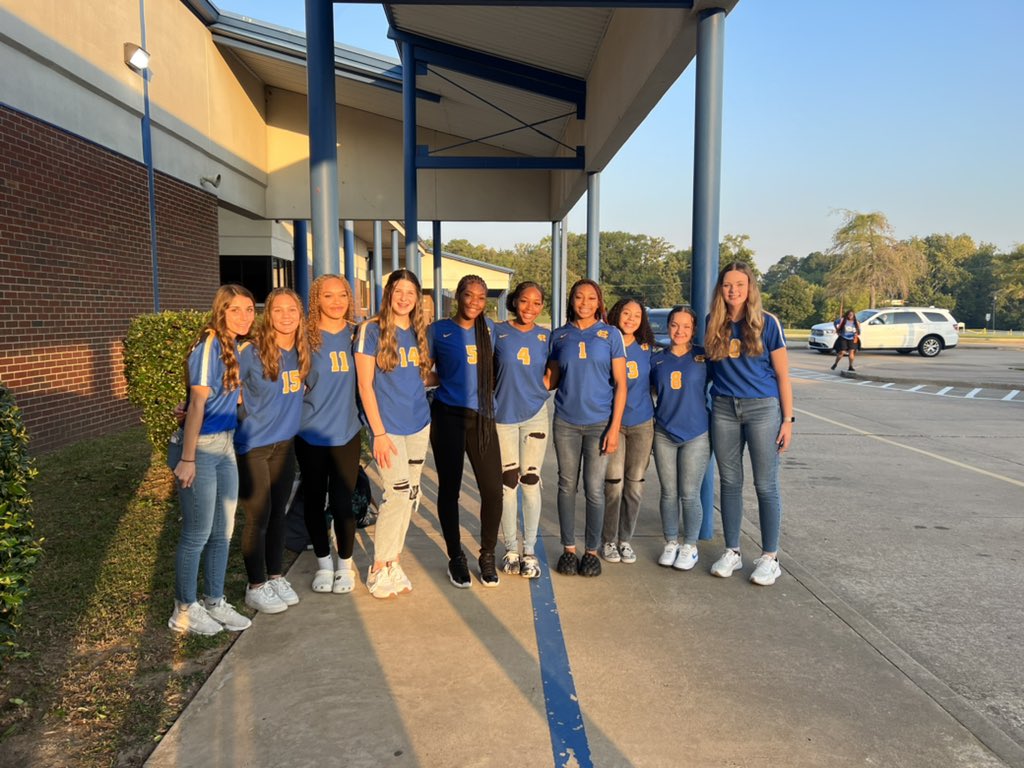 Our @chill_vb1 girls greeted students this morning at Kissam Intermediate. It’s a good Friday!