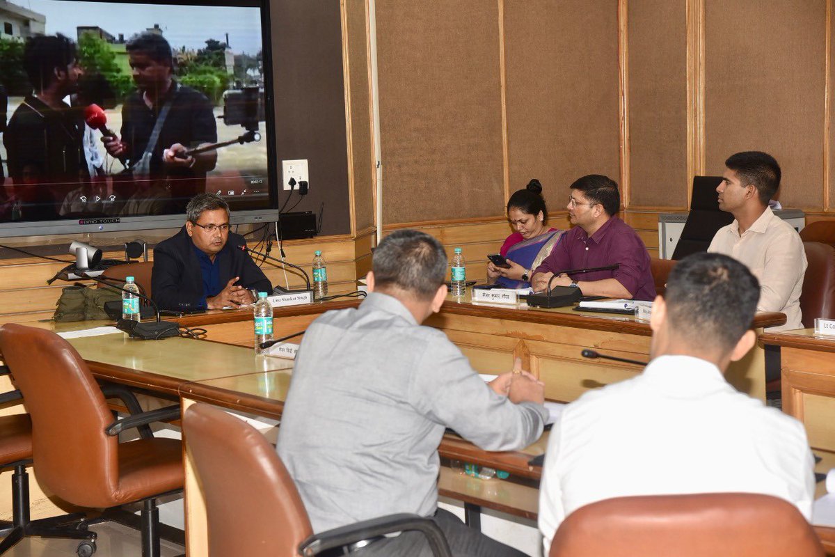 umashankarsingh's tweet photo. दिल्ली के @IIMC_India में शॉर्ट टर्म कोर्स कर रहे जल, थल और नभ सेना के अधिका��ियों के साथ मोबाइल फ़ोन और अलग अलग परिस्थितियों में इसके ज़रिये बनाए जा सकने वाले वीडियो कंटेंट और उसके ज़रिए जनमानस तक पहुँचने के तौर तरीक़ों को लेकर एक संवाद… सोशल मीडिया के बेहतर इस्तेमाल पर भी चर्चा https://t.co/08HVW0B5uH