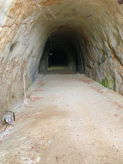 吉見百穴の下は、太平洋戦争時代に空襲を避けながら航空機のエンジン部品を作るために掘られた地下軍需工場跡地がありました:(;゛゜'ω゜'):

中には入れないけど、めっちゃ涼しい〜 