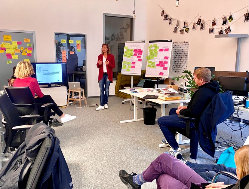 Hello_uIntent's tweet photo. We can only achieve #growth and personal development by opening ourselves to outside perspectives and input. ✨ Thanks a lot @IHK_FFM and CDH Mitte for making this great and empowering #training possible and finding the perfect match as a trainer in Martina Schmid 👏 https://t.co/FSpAnWEF73