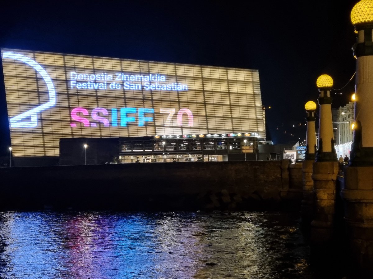 Storyword tweet media