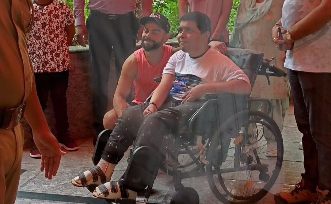 CricCrazyJohns's tweet photo. Virat Kohli with a differently able cricket fan, nice gesture from Kohli. https://t.co/7DynotmXBo