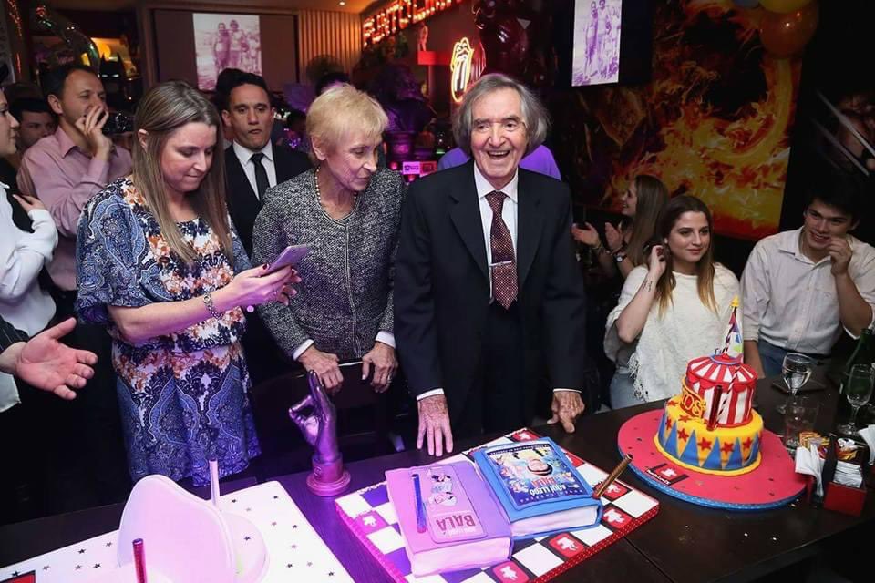 Hicimos la presentación de tu libro, una escultura y festejamos tu cumple junto a tu adorable familia y amigos ❤️❤️ Hasta te pregunte en persona Que gusto tiene la sal ? Gracias por ser parte de mi infancia !❤️❤️
Gestito de idea al cielo ❤️