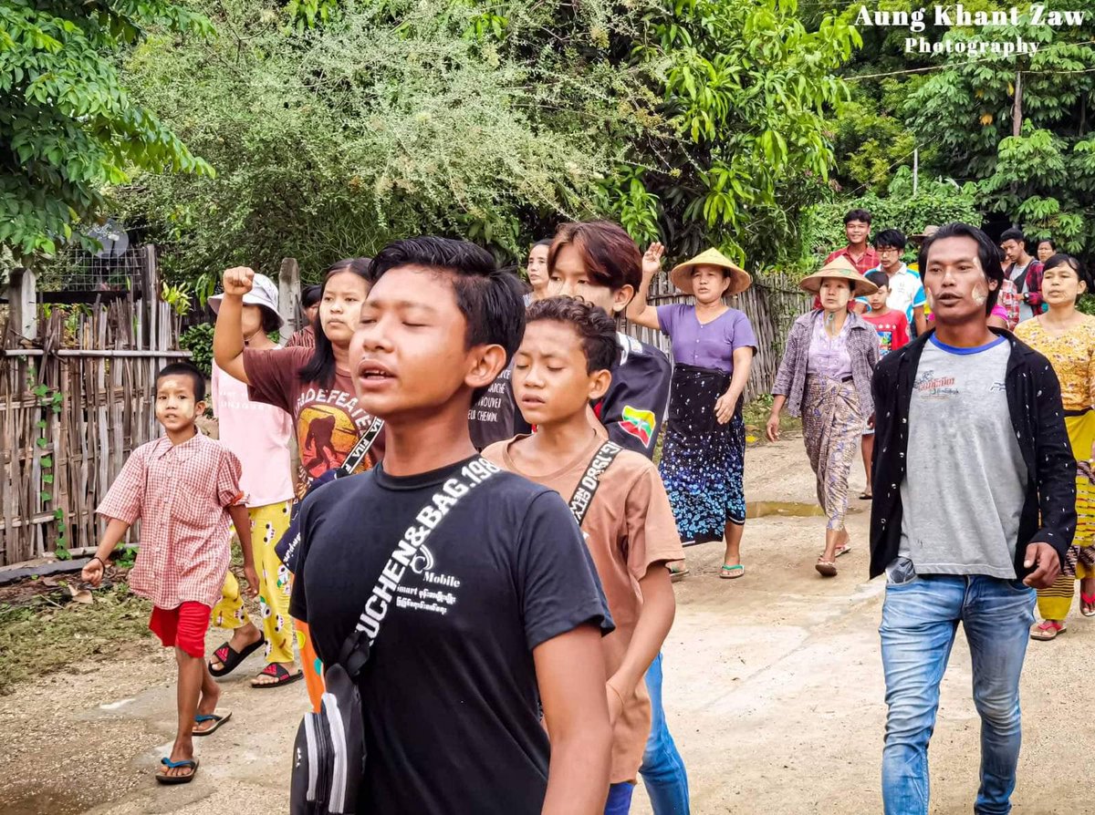 MizzimaNews's tweet photo. ချင်းတွင်းမြစ်အနောက်ဘက်ကမ်း လူထုသပိတ်စစ်ကြောင်းမှ Accept NUG and Our Ambassador, Reject Dictator စာသားကိုကိုင်ဆွဲပြီး ဦးကျော်မိုးထွန်း သံအမတ်နေရာ ဆက်လက်တည်ရှိရေးအတွက်  လူထုသပိတ်ကို အရှိန်အဟုန် အားကောင်းစွာဖြင့် ပြုလုပ်ခဲ့သည်။

#mizzima
#ချင်းတွင်းမြစ်အနောက်ဘက်ကမ်း 
#သပိတ်ကော်မတီ https://t.co/HRDUHlDZCE