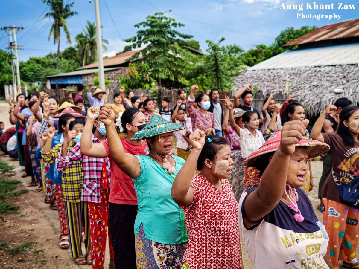 MizzimaNews's tweet photo. ချင်းတွင်းမြစ်အနောက်ဘက်ကမ်း လူထုသပိတ်စစ်ကြောင်းမှ Accept NUG and Our Ambassador, Reject Dictator စာသားကိုကိုင်ဆွဲပြီး ဦးကျော်မိုးထွန်း သံအမတ်နေရာ ဆက်လက်တည်ရှိရေးအတွက်  လူထုသပိတ်ကို အရှိန်အဟုန် အားကောင်းစွာဖြင့် ပြုလုပ်ခဲ့သည်။

#mizzima
#ချင်းတွင်းမြစ်အနောက်ဘက်ကမ်း 
#သပိတ်ကော်မတီ https://t.co/HRDUHlDZCE