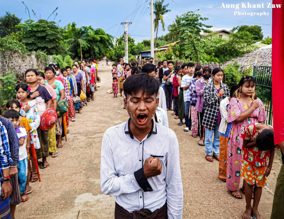 ချင်းတွင်းမြစ်အနောက်ဘက်ကမ်း လူထုသပိတ်စစ်ကြောင်းမှ Accept NUG and Our Ambassador, Reject Dictator စာသားကိုကိုင်ဆွဲပြီး ဦးကျော်မိုးထွန်း သံအမတ်နေရာ ဆက်လက်တည်ရှိရေးအတွက်  လူထုသပိတ်ကို အရှိန်အဟုန် အားကောင်းစွာဖြင့် ပြုလုပ်ခဲ့သည်။

#mizzima
#ချင်းတွင်းမြစ်အနောက်ဘက်ကမ်း 
#သပိတ်ကော်မတီ