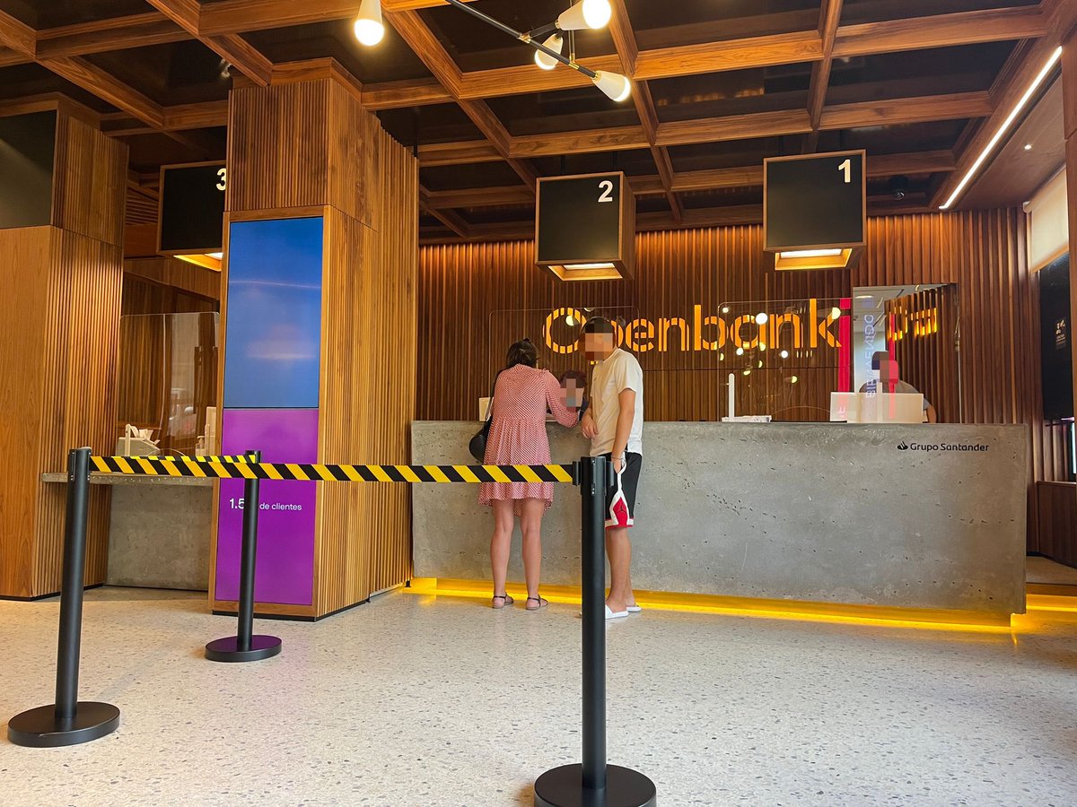 AdriVidalM's tweet photo. La única sucursal que tenéis en España y solo una persona atendiendo... Ya esperamos los demás, sin prisa... Os parece normal @openbank_es? Hay mucha gente en el #paro 😃 https://t.co/UtEj7Zd6mY