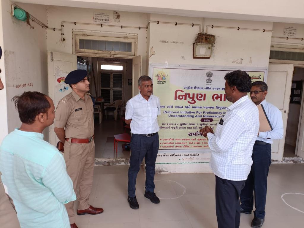 MorbiDydeo's tweet photo. આજ રોજ DEO સાહેબ અને SP સાહેબ દ્વારા મોરબી જિલ્લાના વિ.મ.વિસ્તારોમાં આવેલ મતદાન મથકો પૈકી Low Voter Turnout,2% થી વધુ ડિલીસન,4% થી વધુ એડીસન વાળા મતદાન મથકોની સંયુકત રીતે મુલાકાત લઈ,ઉપલબ્ધ AMF અંગેની ખરાઈ કરવામાંંઆવી.
@CollectorMorbi 
@CEOGujarat 
@SPMorbi 
@ECISVEEP 
@Morbi_Deo https://t.co/6mhuABqgPE