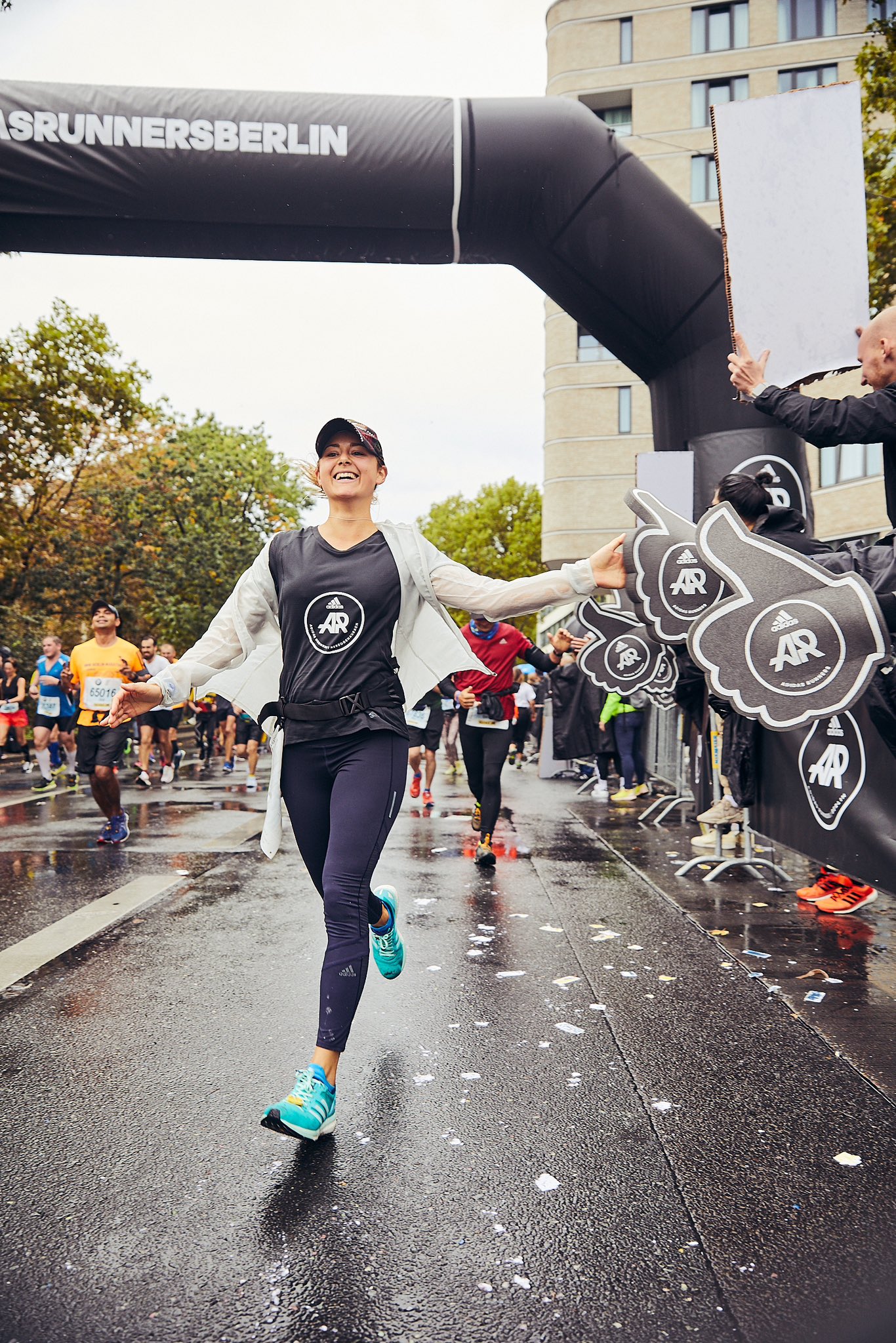 Restricción mudo cerca adidas Running on Twitter: "👟45,000 runners 🌍150 nations 😅42 kilometers  🇩🇪One incredible city Berlin Marathon 2022: who's with us?  #berlinmarathon https://t.co/LwbqHJqtaK" / Twitter