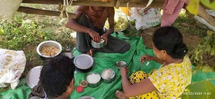 Tyungdarihope's tweet photo. These photos show the plight of a postpartum mother from a village of KhinOo tsp who had fled together with her 180-minute old newborn baby, and thousands of other refugees in fear of the storming of SAC armed forces. #2022Sept23Coup #WarCrimesOfJunta #WhatsHappeningInMyanmar https://t.co/a0UOmPmBJY