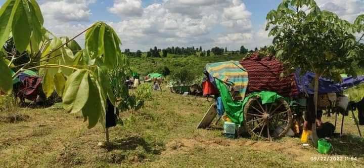 Tyungdarihope's tweet photo. These photos show the plight of a postpartum mother from a village of KhinOo tsp who had fled together with her 180-minute old newborn baby, and thousands of other refugees in fear of the storming of SAC armed forces. #2022Sept23Coup #WarCrimesOfJunta #WhatsHappeningInMyanmar https://t.co/a0UOmPmBJY