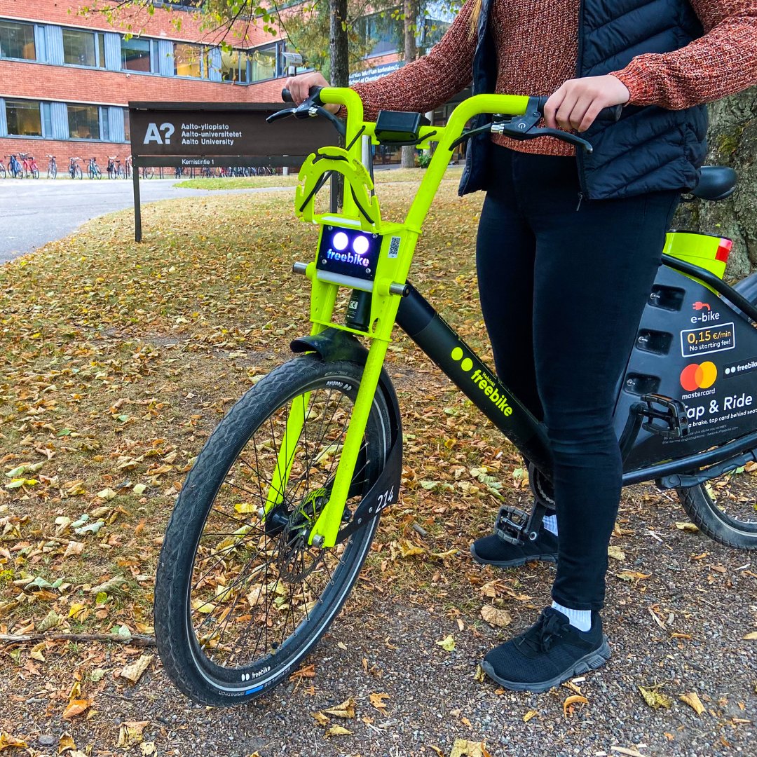 HelFreebike's tweet photo. Aalto-yliopiston opiskelijat pääsivät kokeilemaan Freebike-sähköpyöriä. 😍⚡️🚲

Opiskelijat oli samaa mieltä siitä, että sähköpyörä oli ajettavuudeltaan oikein hyvä.

Titus: "Mut siis ylämäkeen tosi jees. Ei tarvii paljoo pyörittää jalkoja nii hyvin menee eteenpäin." https://t.co/MAvWOVgJbO