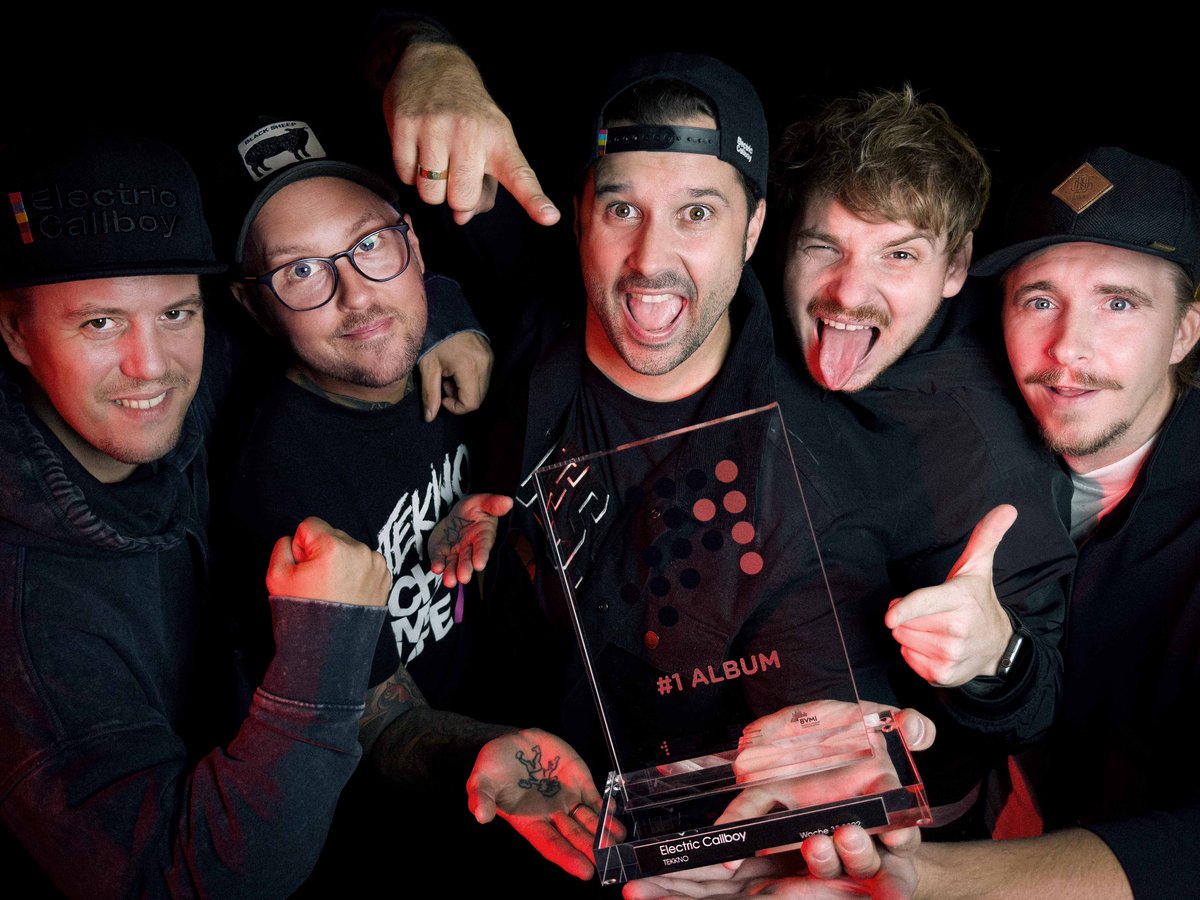 chartsoffiziell's tweet photo. Wo kann man eine „Tekkno“-Party besser feiern als auf Platz 1 der Offiziellen Deutschen Charts? Die Jungs von @ElectricCallboy freuen sich über ihre erste Spitzenplatzierung - und landen mit viel Vorsprung vor der Konkurrenz. Herzlichen Glückwunsch! 🤘 https://t.co/caKpgpDrma https://t.co/dTRhcdzz7W