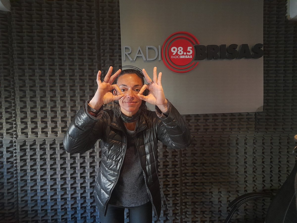 RADIOBRISAS's tweet photo. Arrancamos #PlanLuz recordando al genio de #CarlitosBala👌. @planluz hasta las junto a @marinaenrico, @betomena69, @FlorCordero, @bernirolon, @MonicaDLopez, @enricomartinok, @leocasas101, @GermanAlvarezOK, @nicogalante #PlanLuz
📻 98.5
💻 https://t.co/QZoYOszYzS
📲 2234985985 https://t.co/bomNZ6SkO5
