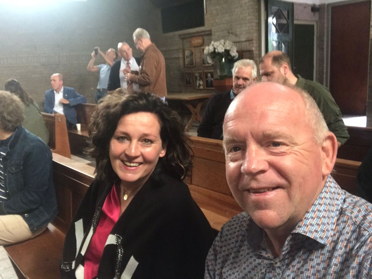 Werkbezoek gemeenteraad Heusden aan dorpshuis Herpt in oprichting. Komen net van VMC op het Hoog in Nieuwkuijk. Indrukwekkend bedrijf!