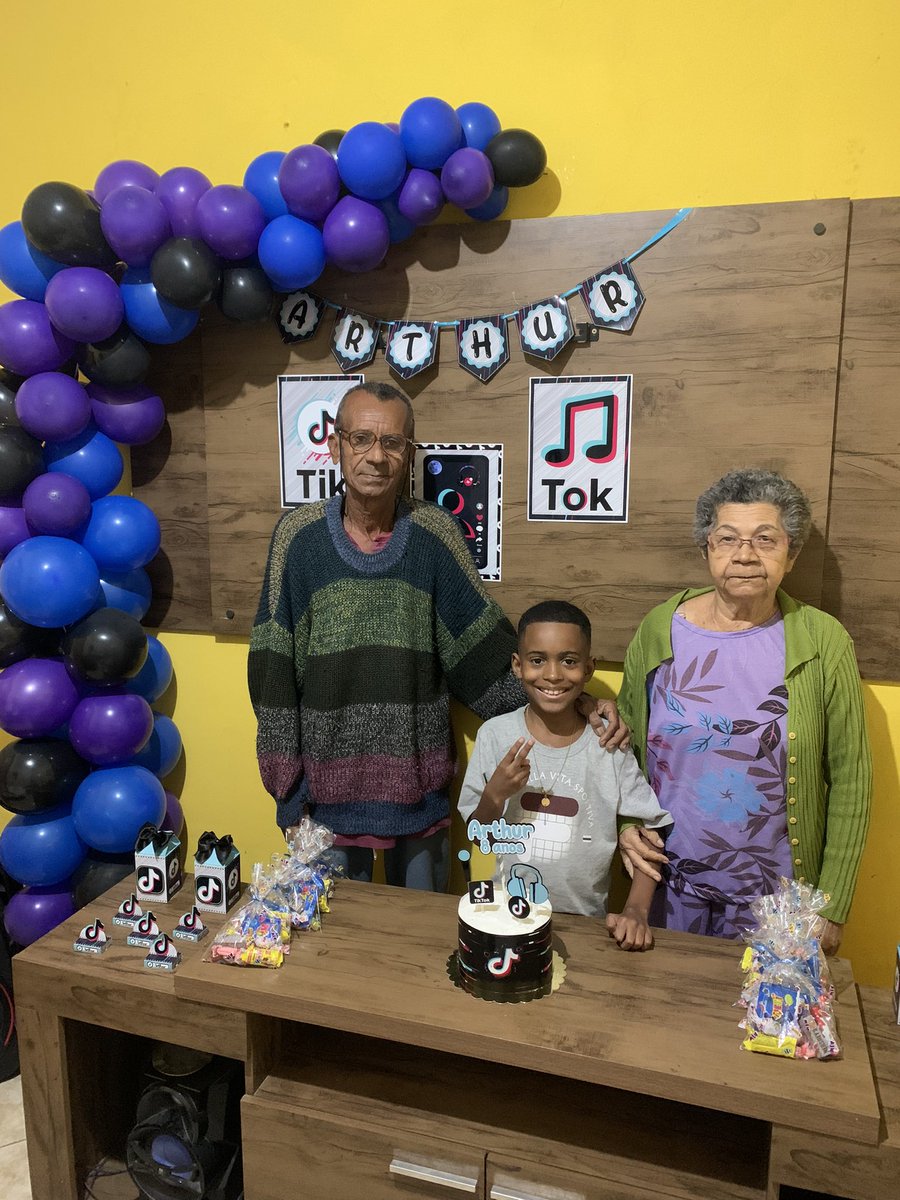 Laura33507485's tweet photo. Sinto um vazio enorme no meu peito.Sei que vocês está lá em cima agora, ao lado de Deus, olhando para nós. Dói muito saber que nunca mais poderei ver o sorriso de vocês ou sentir seus abraços.😭😭😭😭
🥀Vó 19/03/47 28/07/22🥀
🥀Tio 14/03/52 17/09/22 🥀 https://t.co/N6TpXFlDvZ