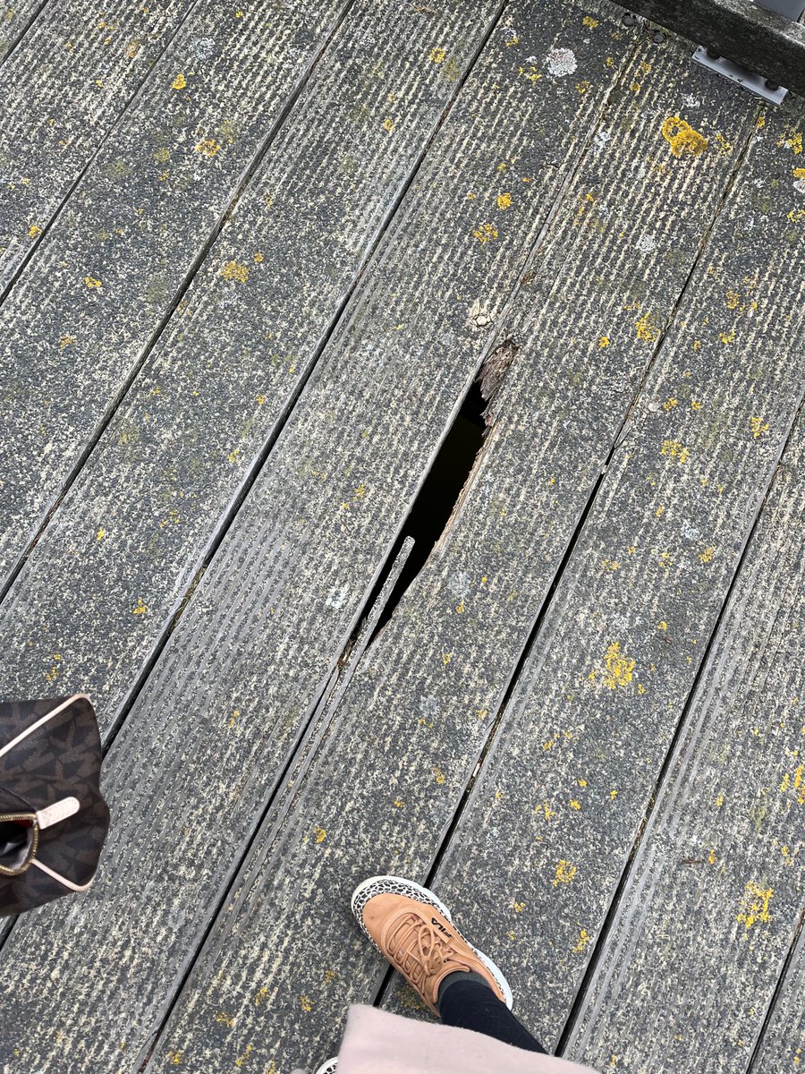 Op de lange brug in de velden #Nieuw-Vennep zit een groot gat in het hout als je de brug op komt. Als je er naast staat hoor je het verder breken.