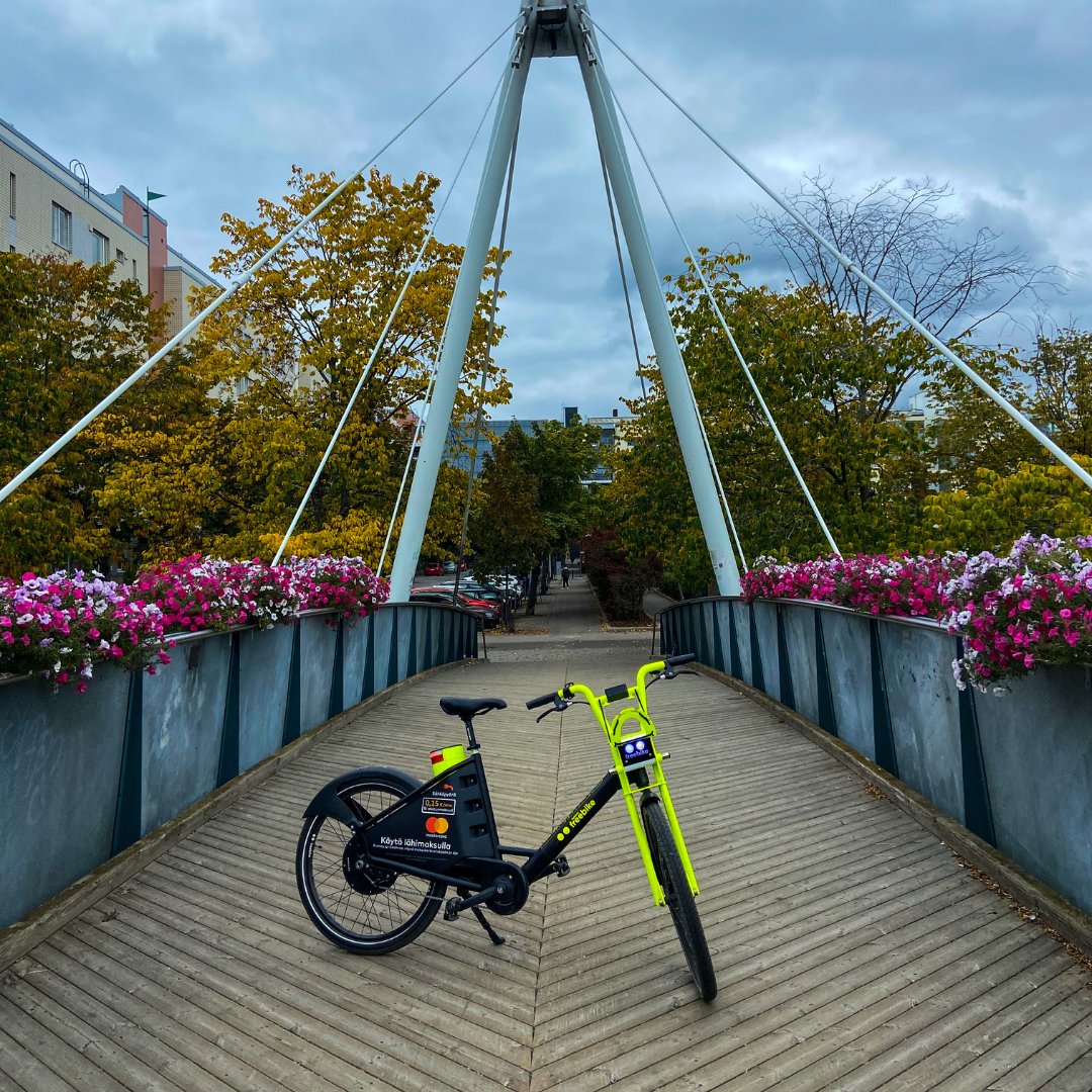 HelFreebike's tweet photo. Tiesitkö, että 27.9. vietetään Maailman turismipäivää?🌺

Protip: Sähköpyöräily on paras tapa tutustua kaupunkiin! 👌

Helsingissä Freebike on turistille helpoin vaihtoehto. Paina jarrukahvasta, maksa kätevästi lähimaksulla ja aja. Hinta vain 0,15 € / minuutti. Ei aloitusmaksua. https://t.co/y02QnOdjJL