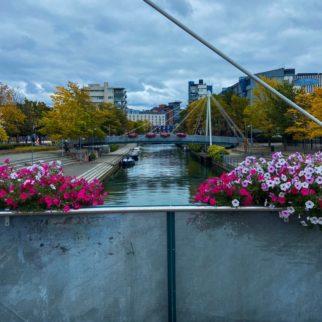 HelFreebike's tweet photo. Tiesitkö, että 27.9. vietetään Maailman turismipäivää?🌺

Protip: Sähköpyöräily on paras tapa tutustua kaupunkiin! 👌

Helsingissä Freebike on turistille helpoin vaihtoehto. Paina jarrukahvasta, maksa kätevästi lähimaksulla ja aja. Hinta vain 0,15 € / minuutti. Ei aloitusmaksua. https://t.co/y02QnOdjJL