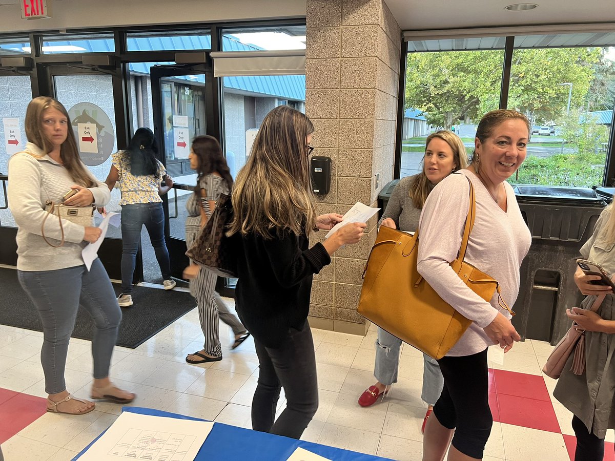 eps_stem's tweet photo. Successful open house yesterday. Families stopped by to write positive pick me up notes for our students which we will be dropping off randomly 💕🥳💕 @WindyWhales #STEMeducation #positivenotes @bpalaseklms @WindermerePE @biggecheman https://t.co/IMldSAoXVL