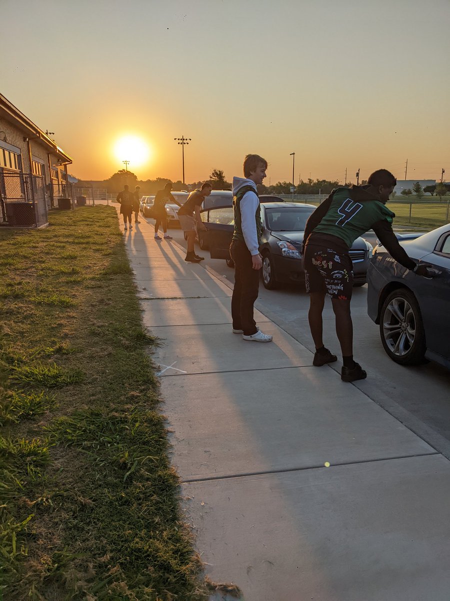 ckelly719's tweet photo. What an exciting morning for our #MTEMustangs! The @BERKNERFOOTBALL Rams greeted our students as they arrived to campus this morning. What a special way to start the day. 💚 https://t.co/Az0quOpMUe