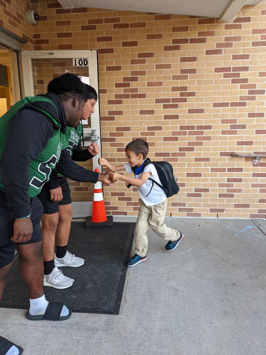 ckelly719's tweet photo. What an exciting morning for our #MTEMustangs! The @BERKNERFOOTBALL Rams greeted our students as they arrived to campus this morning. What a special way to start the day. 💚 https://t.co/Az0quOpMUe