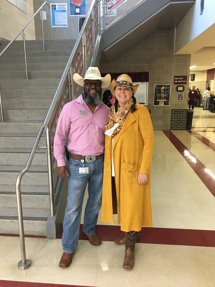 MrsSchnitziusH's tweet photo. Western days with ⁦@elanelelindsey⁩ ⁦@LewisvilleHS⁩ #lhsspiritdays https://t.co/g0T32i89u4