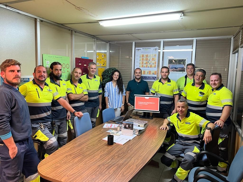 Veolia_Castilla's tweet photo. En #Aquona celebramos la #SemanaSSL, bajo el lema "La #seguridad está en nuestras manos".
Nos hemos reunido en #CiudadReal para analizar y descubrir cuál es nuestra cultura de #seguridad y cómo la aplicamos en nuestro día a día.
#transformacióncultural #HiPos #SSL https://t.co/JjkFNWZdBd