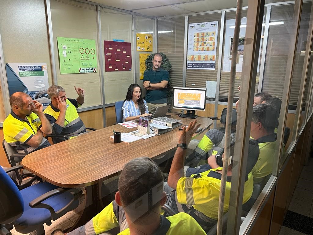 Veolia_Castilla's tweet photo. En #Aquona celebramos la #SemanaSSL, bajo el lema "La #seguridad está en nuestras manos".
Nos hemos reunido en #CiudadReal para analizar y descubrir cuál es nuestra cultura de #seguridad y cómo la aplicamos en nuestro día a día.
#transformacióncultural #HiPos #SSL https://t.co/JjkFNWZdBd