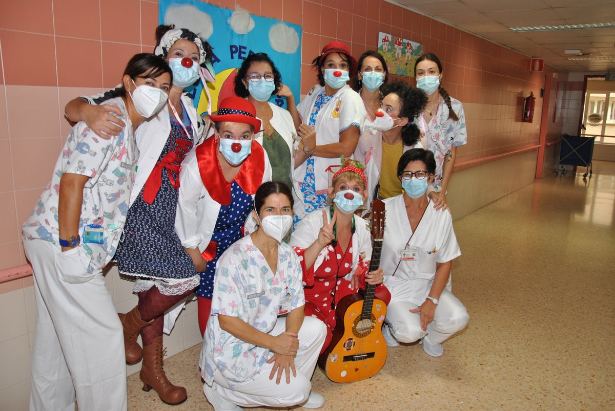 GVAdepsalutcs's tweet image. El grup ha rebut la benvinguda de la directora d'Infermeria d'Atenció Primària, Antonia Valero, qui ha agraït la presència de @payasospital a l'Hospital General de Castelló des de fa 18 anys