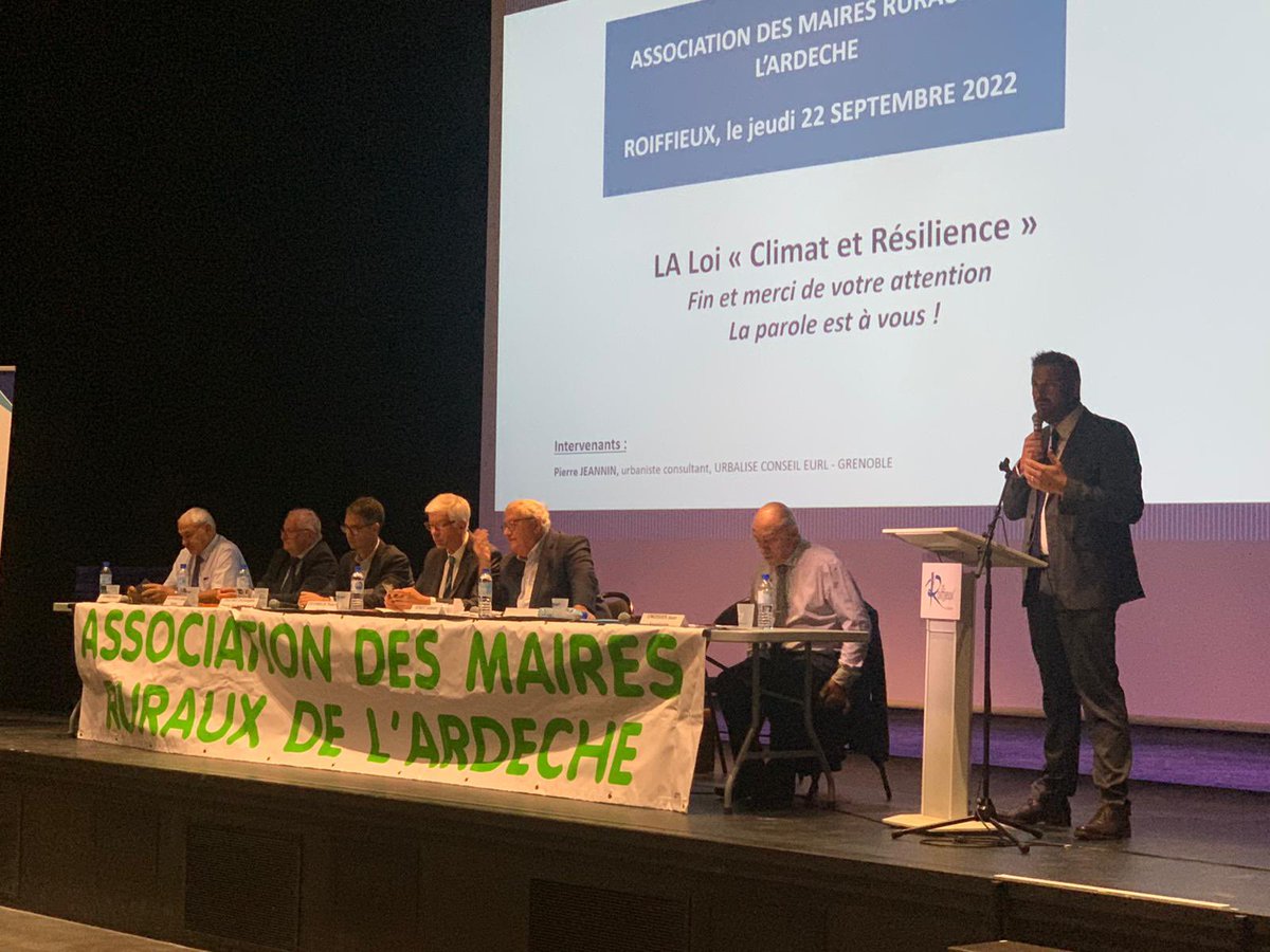 Congrès des Maires ruraux.
Comment exister et tenir compte de la ruralité, quand nous sommes vus par certains, nous les ruraux, comme des citoyens de seconde zone. Je ne me résigne pas à cette idée, la défense de nos territoires ruraux est au cœur de mon engagement politique.