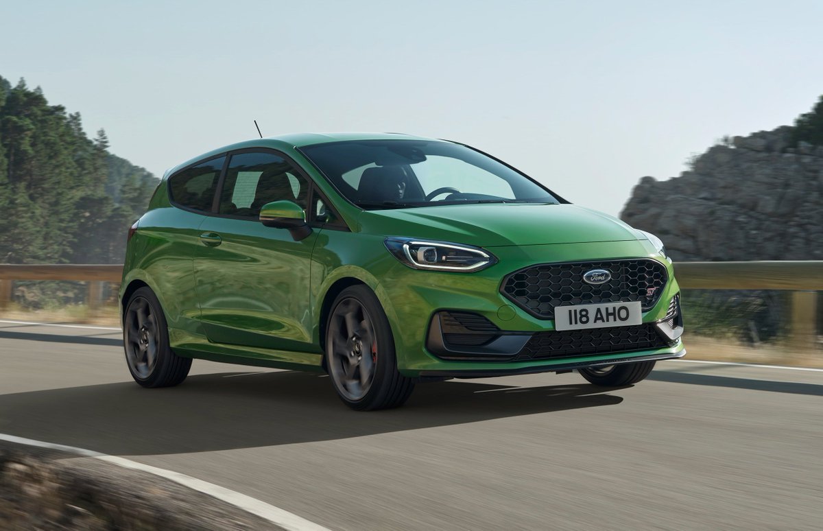FordPolska's tweet photo. 👉#FordPolska #FordPerformance🏁
💚 To w pierwszy dzień jesieni, na przekór, pokażemy auta w letnich barwach, czyli modele #ST
Na początek #FiestaST👇
▫️ 200 KM
▫️ 0-100 km/h - 6,5 s
▫️ Prędkości maksymalna 230 km/h https://t.co/b8JCvD7nqa