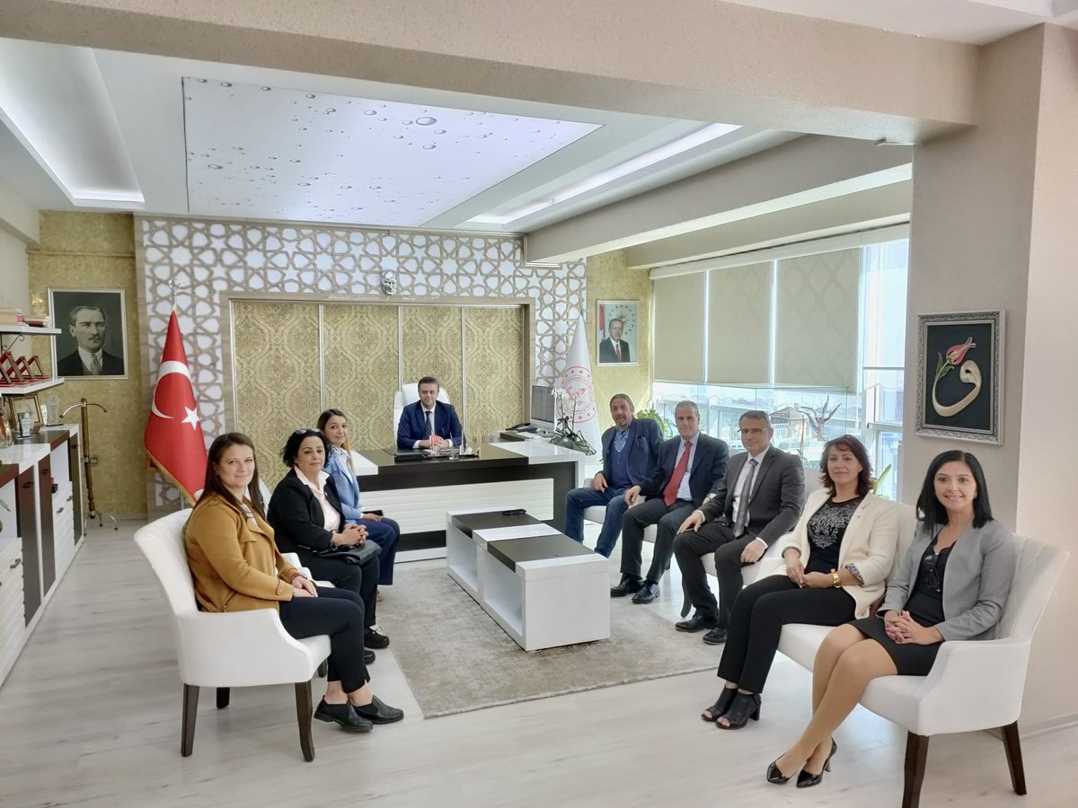 Türkiye Satranç Federasyonu Yalova İl Temsilciliği adına İl Temsilcisi Erkan Şat, Türkiye Satranç Federasyonu Merkez Hakem Kurulu Üyesi Umut Sapan ve il hakemlerinden oluşan heyet İl Milli Eğitim Müdürümüz Halil İbrahim Akmeşe’ye hayırlı olsun ziyaretinde bulundu.
<a href="/akmeseibrahim/">Halil İbrahim Akmeşe 🇹🇷</a>