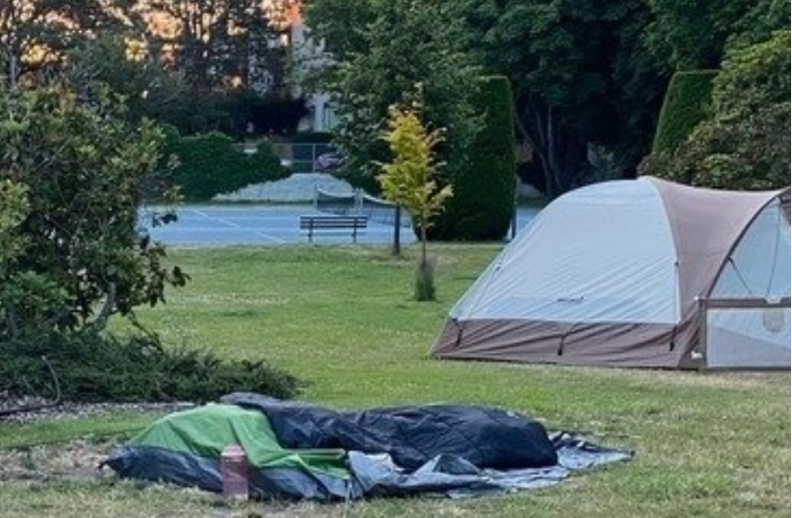 GregorCraigie's tweet photo. If you care about homelessness in #yyj Victoria, listen to these:
1. Stadacona Park neighbours, who want camping in the park banned.
https://t.co/aUlnkuhHVw
2. Trent, who lives in the park.
https://t.co/VZ4eLaR30D
I appreciate all of them meeting me in person to discuss this. https://t.co/YN0LJxJ5zs
