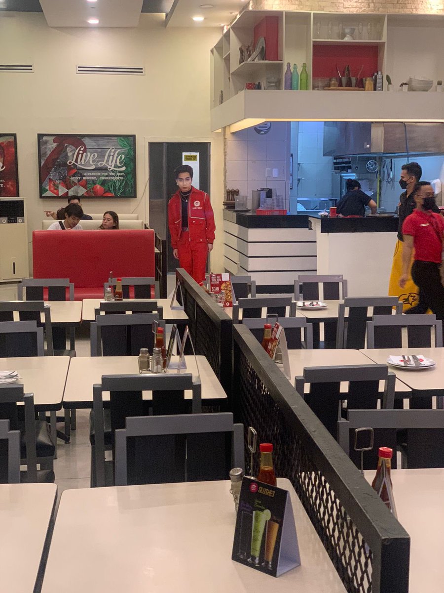 pizzahutphils's tweet photo. Please inaanaks bawal iuwi!!! Take pics with them lang while holding your pizzas ha?! 🍕 Sa houses lang ni Ninang pwede naka-display these standees. 😂😂😂

#PizzaHutxSB19 #MakeItGreat #PizzaHutSB19Standees #SB19 #ATIN https://t.co/5OeA0AfArq