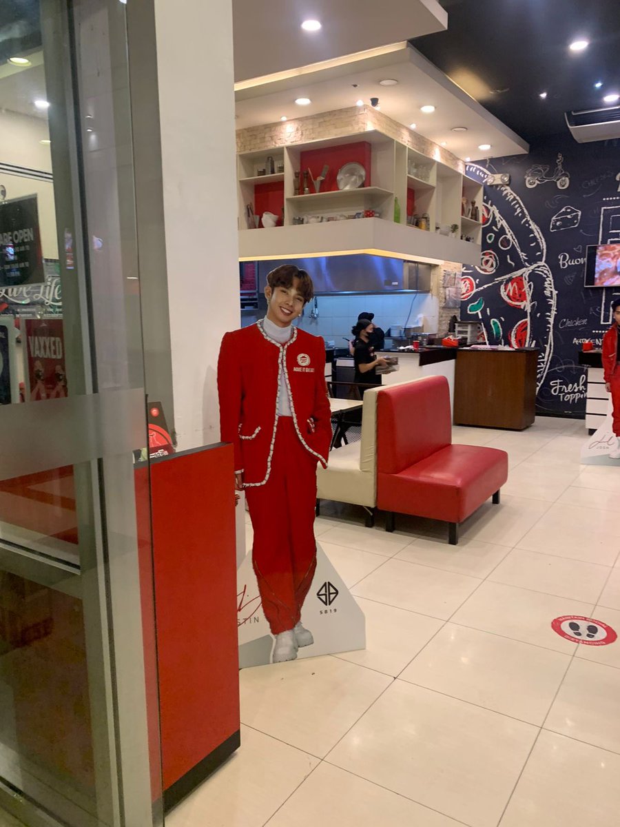 pizzahutphils's tweet photo. Please inaanaks bawal iuwi!!! Take pics with them lang while holding your pizzas ha?! 🍕 Sa houses lang ni Ninang pwede naka-display these standees. 😂😂😂

#PizzaHutxSB19 #MakeItGreat #PizzaHutSB19Standees #SB19 #ATIN https://t.co/5OeA0AfArq